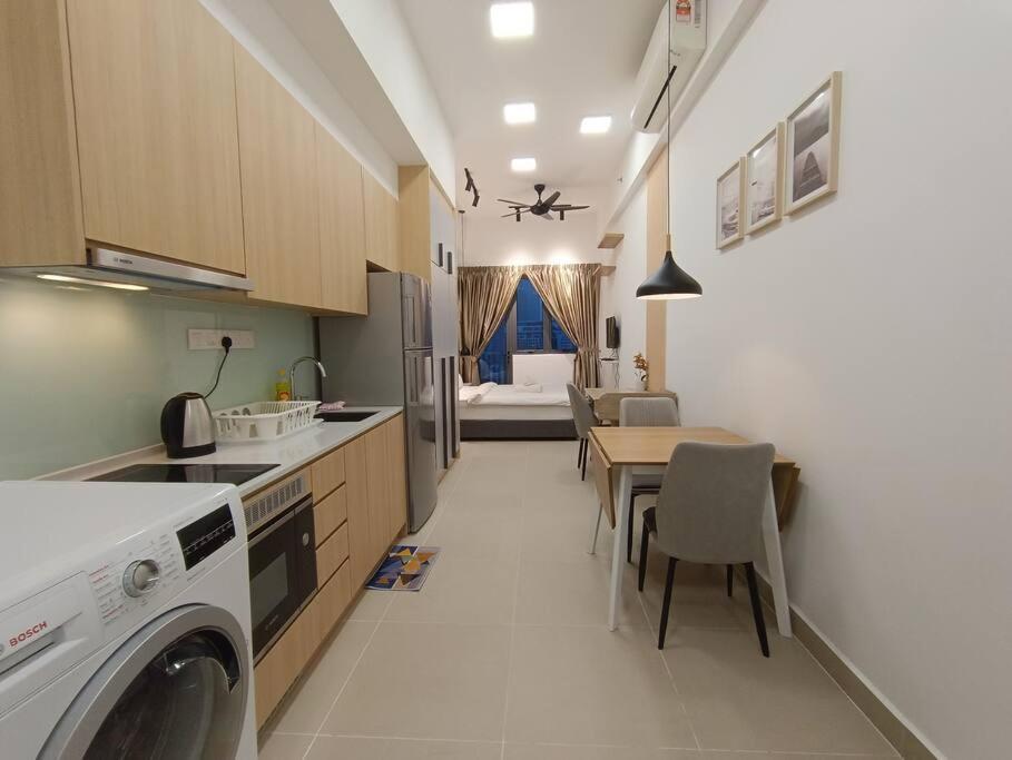 Appartamento Cl 27A Insta Klcc View & Infinity Pool View Kuala Lumpur Esterno foto