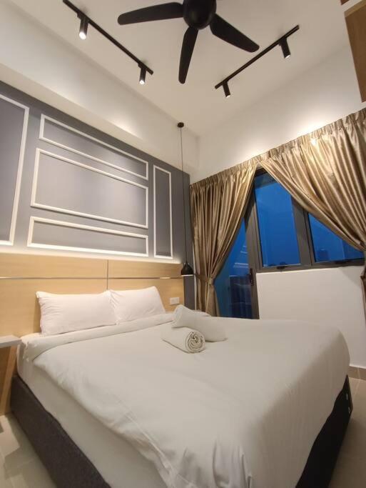 Appartamento Cl 27A Insta Klcc View & Infinity Pool View Kuala Lumpur Esterno foto