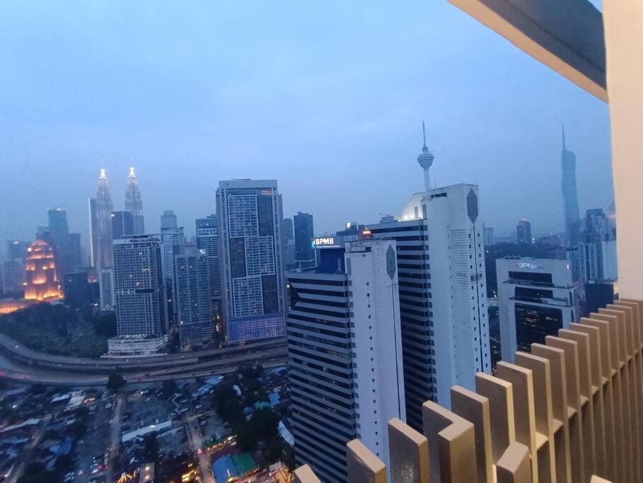 Appartamento Cl 27A Insta Klcc View & Infinity Pool View Kuala Lumpur Esterno foto