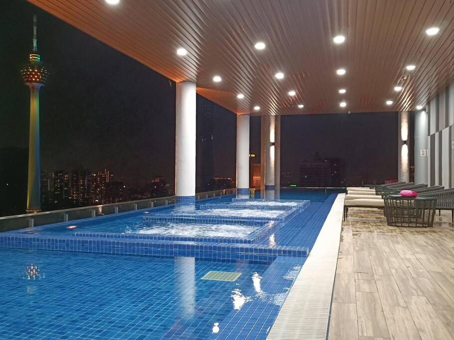 Appartamento Cl 27A Insta Klcc View & Infinity Pool View Kuala Lumpur Esterno foto