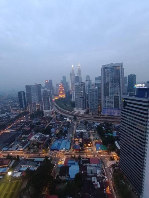 Appartamento Cl 27A Insta Klcc View & Infinity Pool View Kuala Lumpur Esterno foto