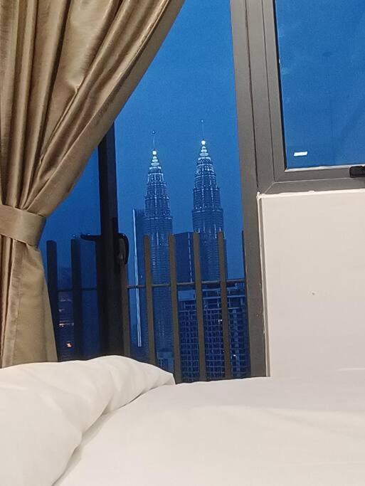 Appartamento Cl 27A Insta Klcc View & Infinity Pool View Kuala Lumpur Esterno foto
