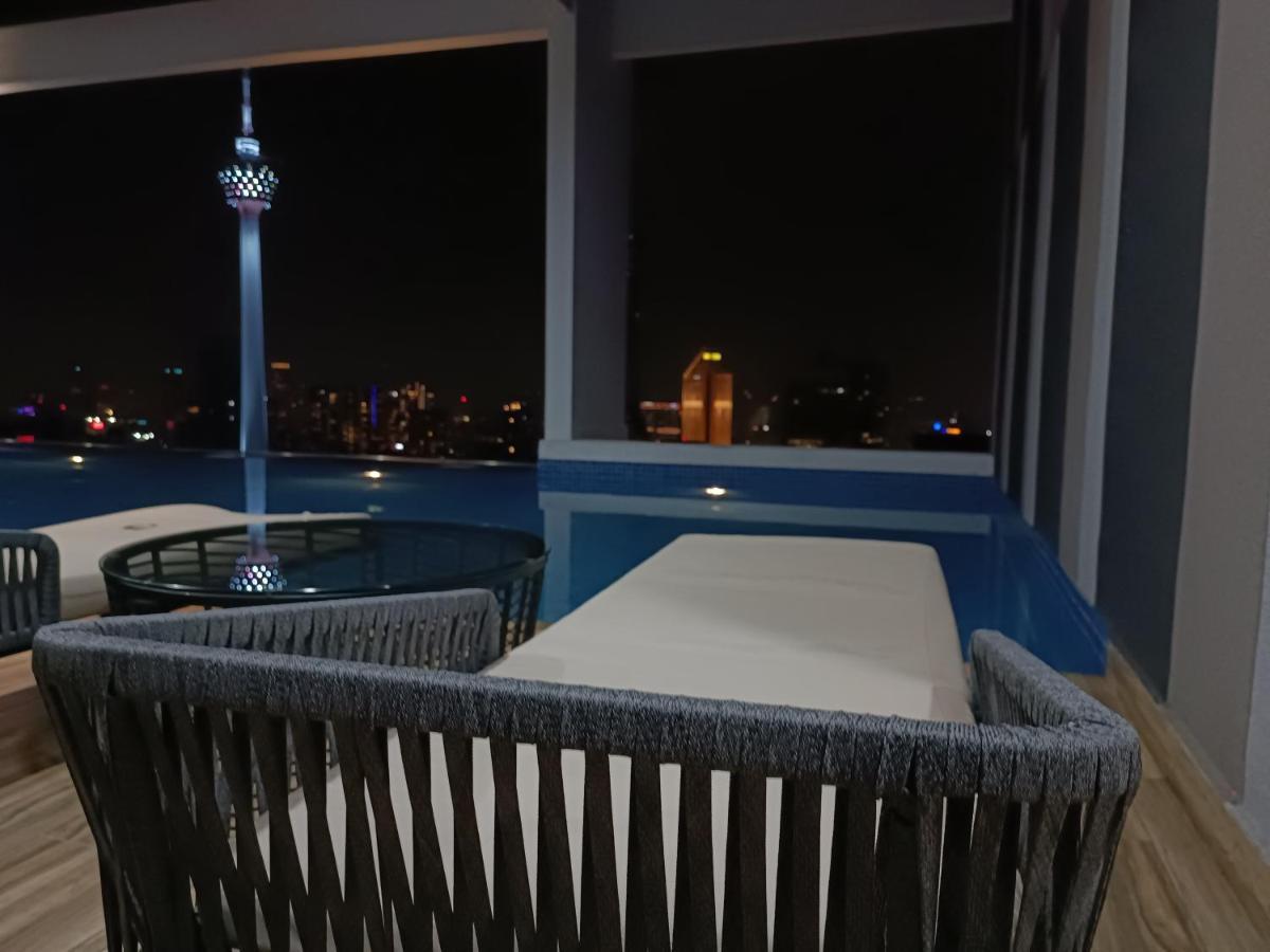 Appartamento Cl 27A Insta Klcc View & Infinity Pool View Kuala Lumpur Esterno foto