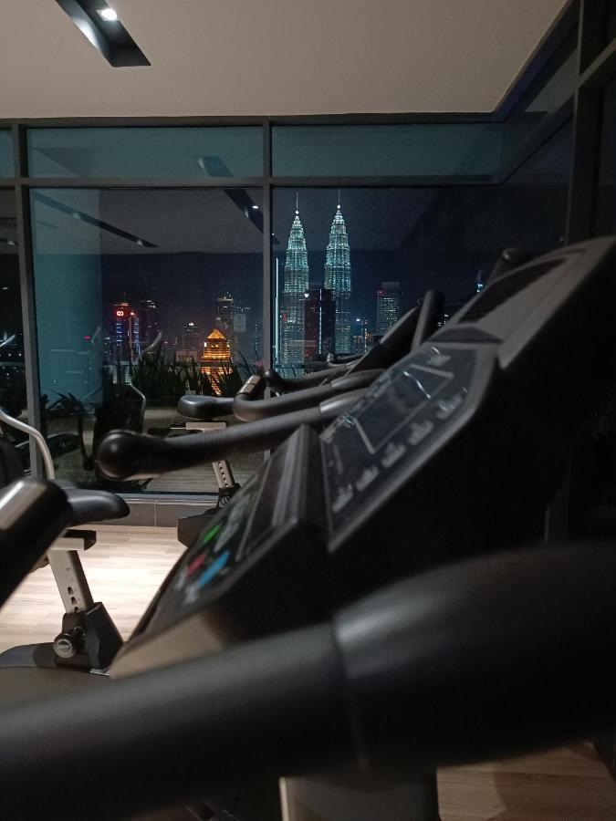 Appartamento Cl 27A Insta Klcc View & Infinity Pool View Kuala Lumpur Esterno foto