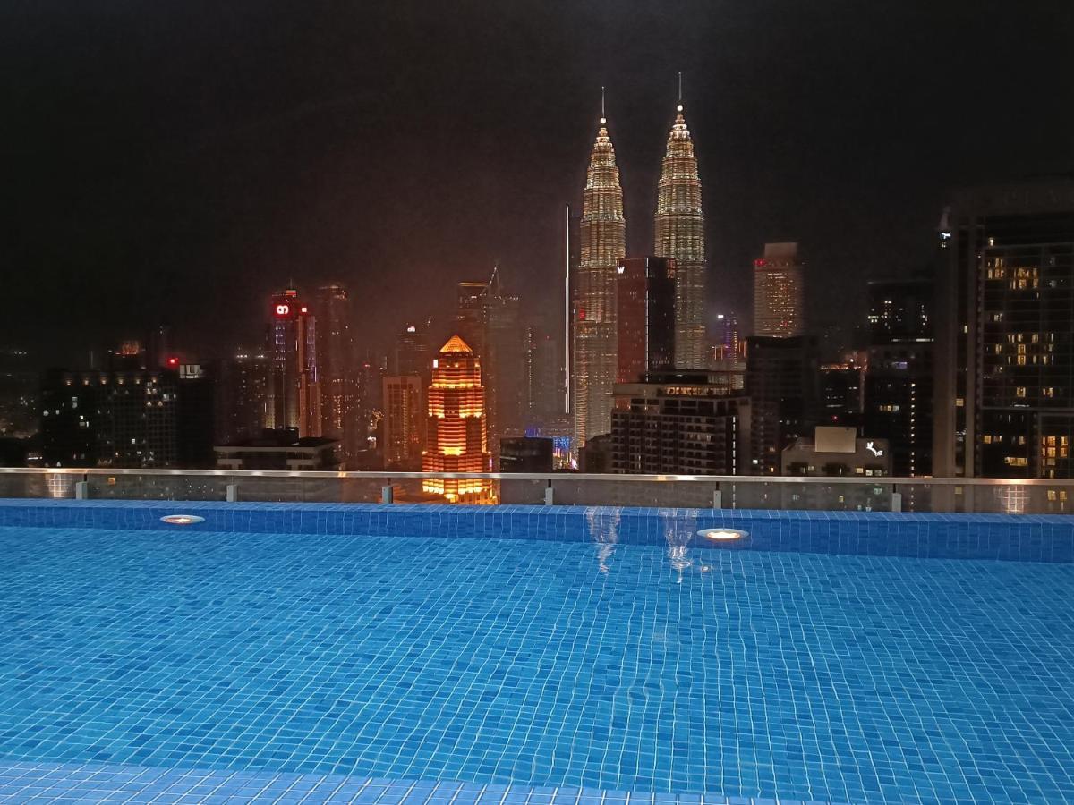 Appartamento Cl 27A Insta Klcc View & Infinity Pool View Kuala Lumpur Esterno foto