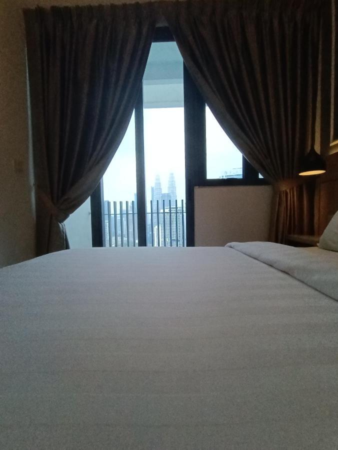 Appartamento Cl 27A Insta Klcc View & Infinity Pool View Kuala Lumpur Esterno foto