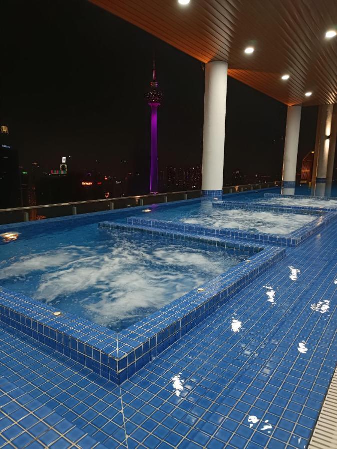 Appartamento Cl 27A Insta Klcc View & Infinity Pool View Kuala Lumpur Esterno foto
