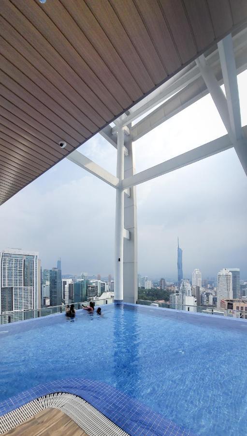 Appartamento Cl 27A Insta Klcc View & Infinity Pool View Kuala Lumpur Esterno foto