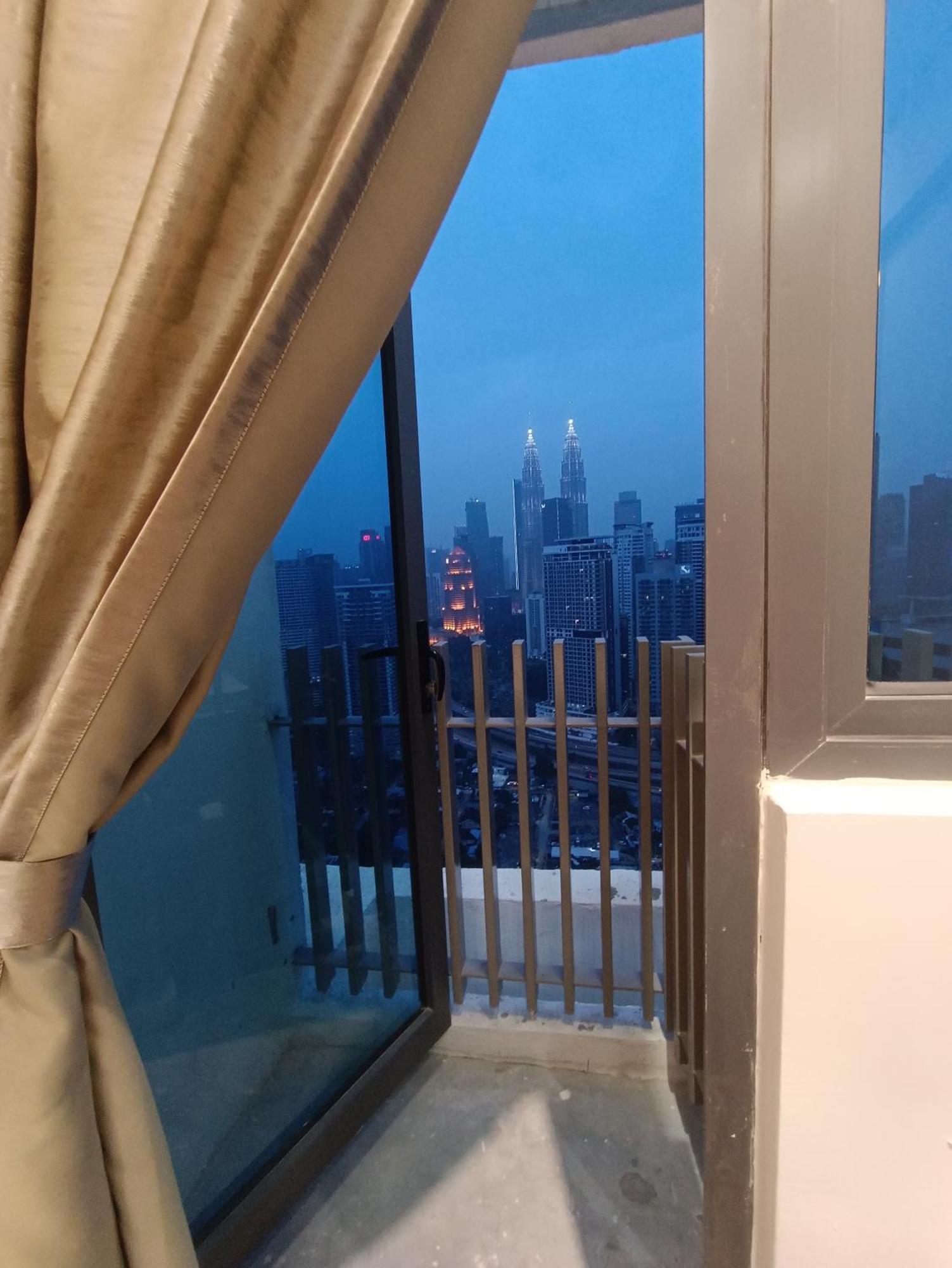 Appartamento Cl 27A Insta Klcc View & Infinity Pool View Kuala Lumpur Esterno foto