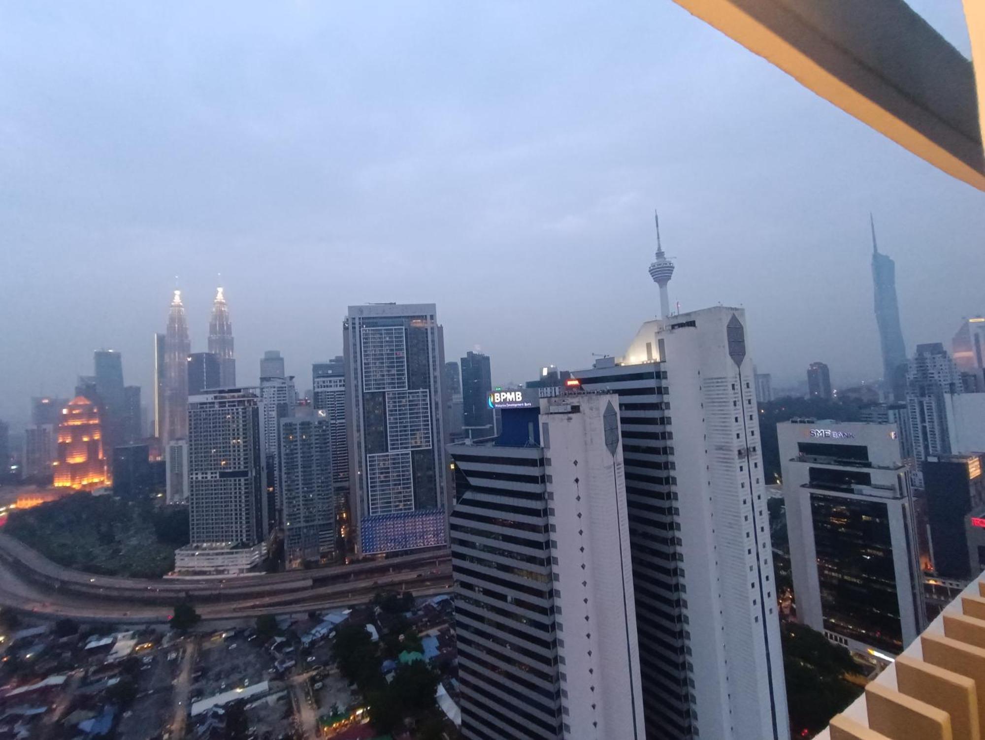 Appartamento Cl 27A Insta Klcc View & Infinity Pool View Kuala Lumpur Esterno foto