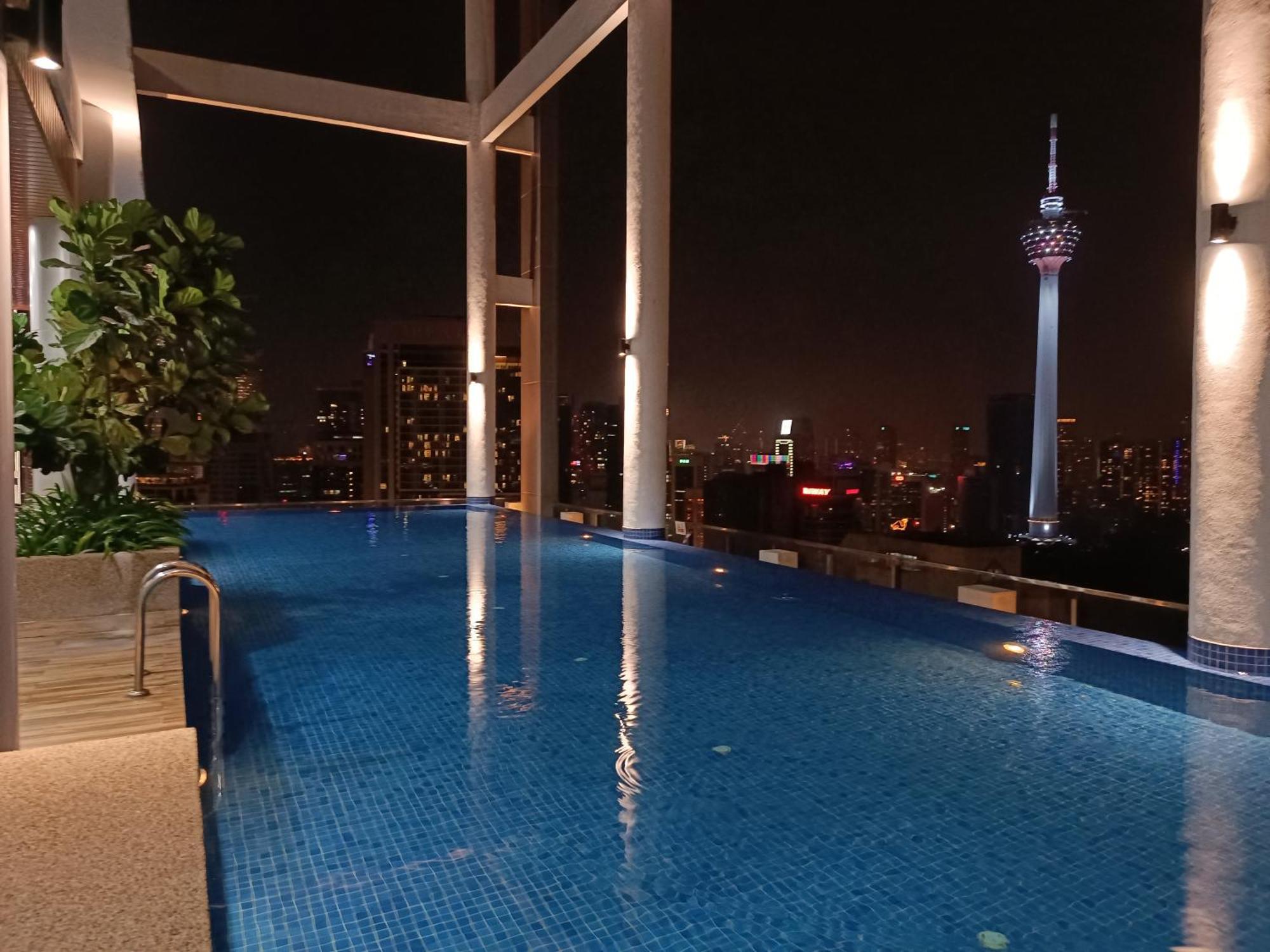 Appartamento Cl 27A Insta Klcc View & Infinity Pool View Kuala Lumpur Esterno foto