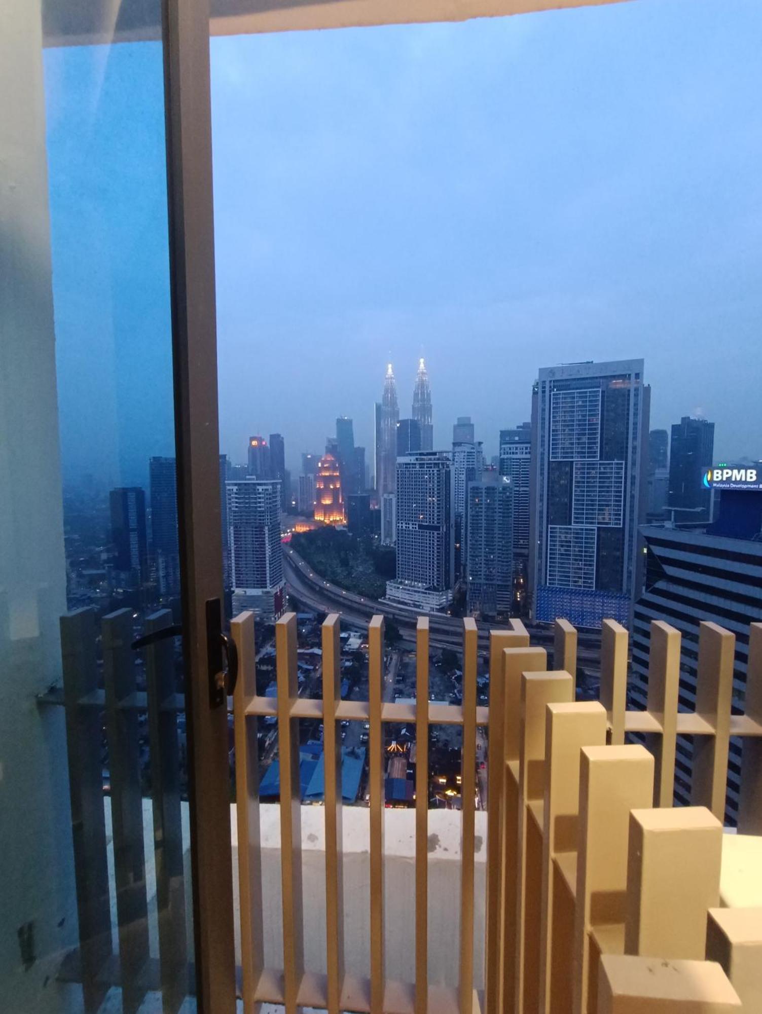 Appartamento Cl 27A Insta Klcc View & Infinity Pool View Kuala Lumpur Esterno foto