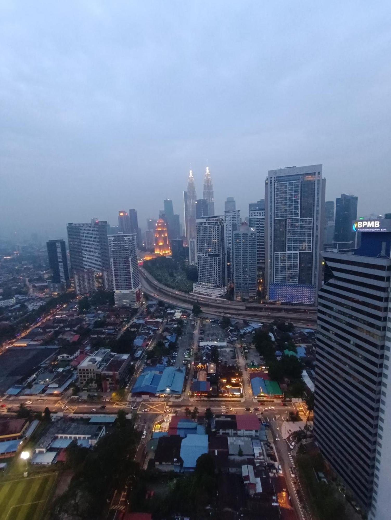 Appartamento Cl 27A Insta Klcc View & Infinity Pool View Kuala Lumpur Esterno foto