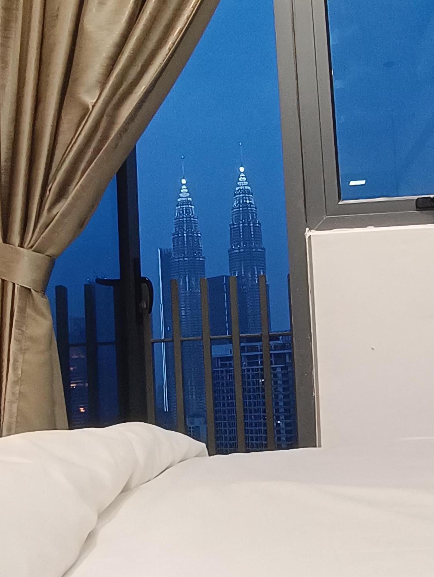 Appartamento Cl 27A Insta Klcc View & Infinity Pool View Kuala Lumpur Esterno foto